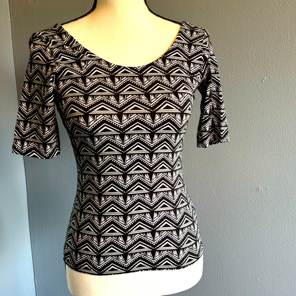 DIVIDED BY H & M TOP. Size Small.